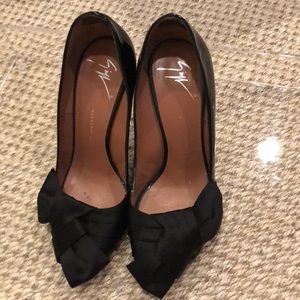 Giuseppe Zanotti 6 1/2(36.5) Black patent with bow